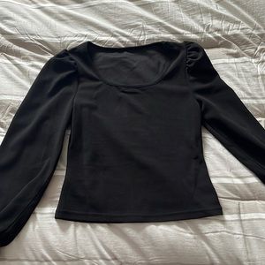 Black fitted stop with puff sleeve.